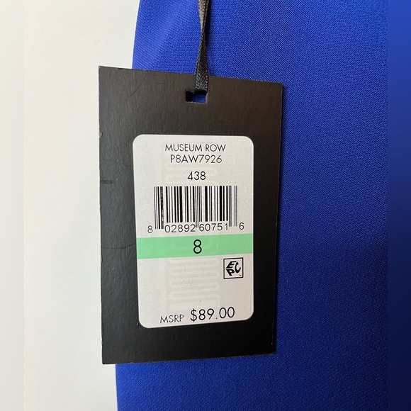 DKNY Shorts with silver accent buttons NWT - Picture 4 of 4